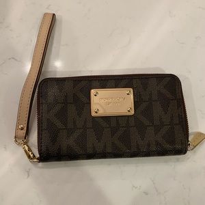 Michael Kors wallet/wristlet. Jet set coll…